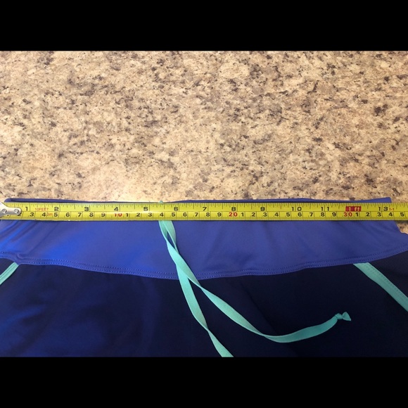 North Face running shorts- medium - Picture 4 of 5
